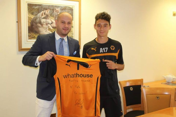 Carnat, în perioada petrecută în Anglia. El a jucat 12 meciuri la echipa U23 a clubului