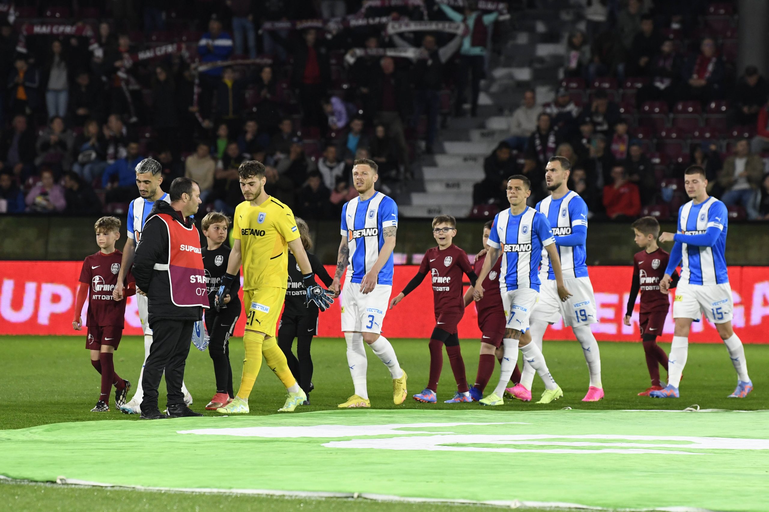 Universitatea Craiova este la 3 puncte de CFR, aflată pe poziţia a treia a clasamentului, sursă foto: Imago / Flaviu Buboi