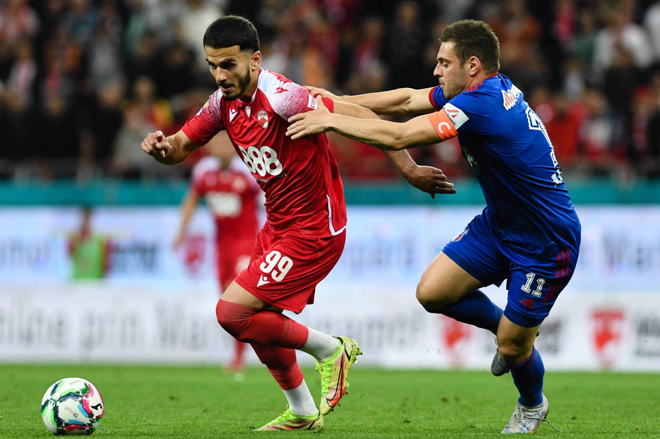 Ghezali, aici în duel cu Adi popa, înd erby-ul Dinamo - Steaua, Copyright: Imago / Flaviu Buboi 