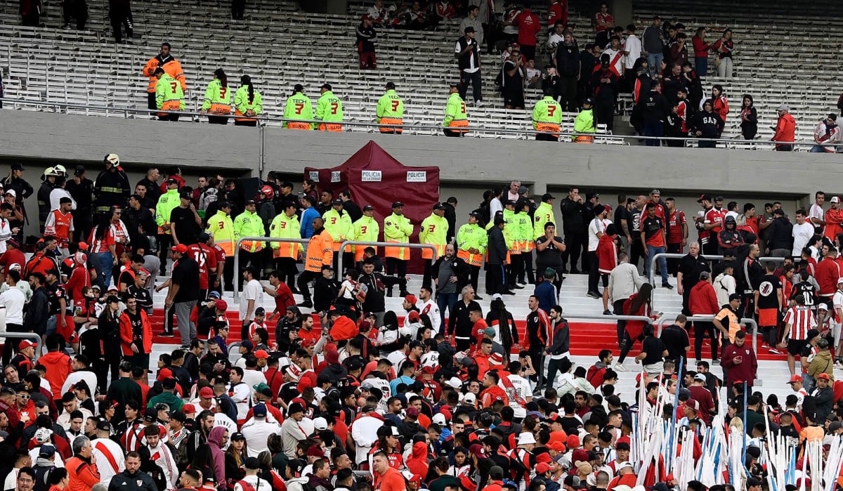 Tragedie fără margini în tribunele unui meci de fotbal. Un spectator a murit pe loc