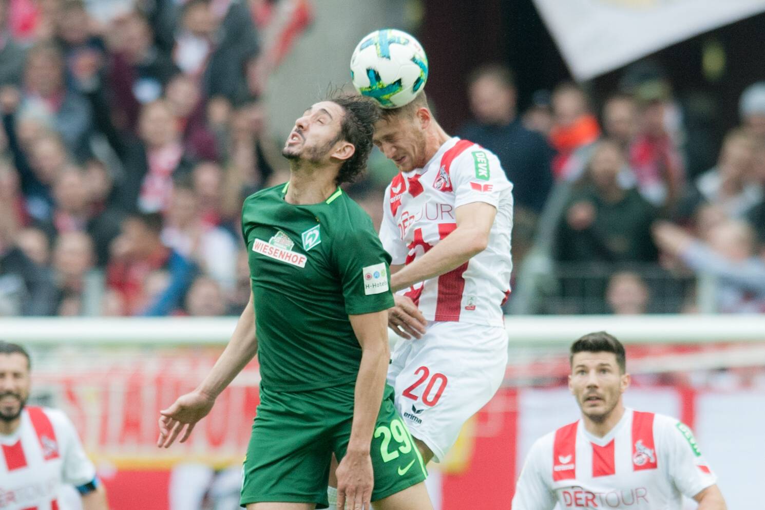 Belfoldil, în verde, în duel cu un adversar pe vremea când evolua pentru Werder Bremen, sursă foto: Imago