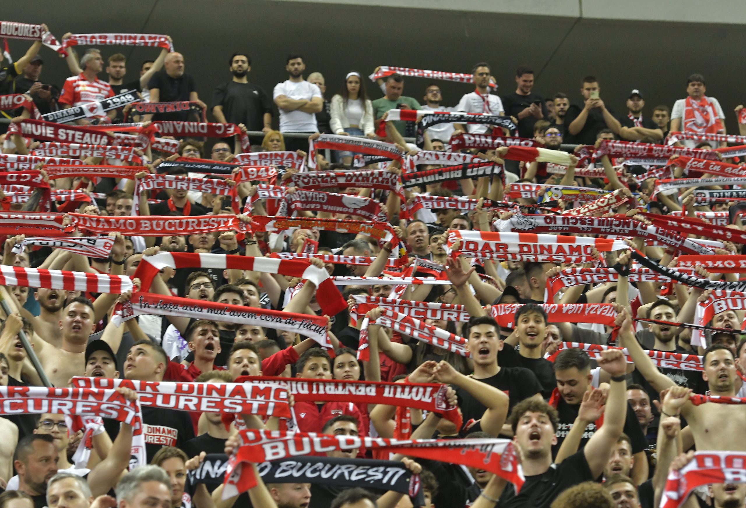 Aproape 30.000 de fani ai lui Dinamo au fost prezenţi pe Arena Naţională luni seară la partida tur a barajului de promovare în Superligă © FOTO:Razvan Pasarica/SPORT PICTURES