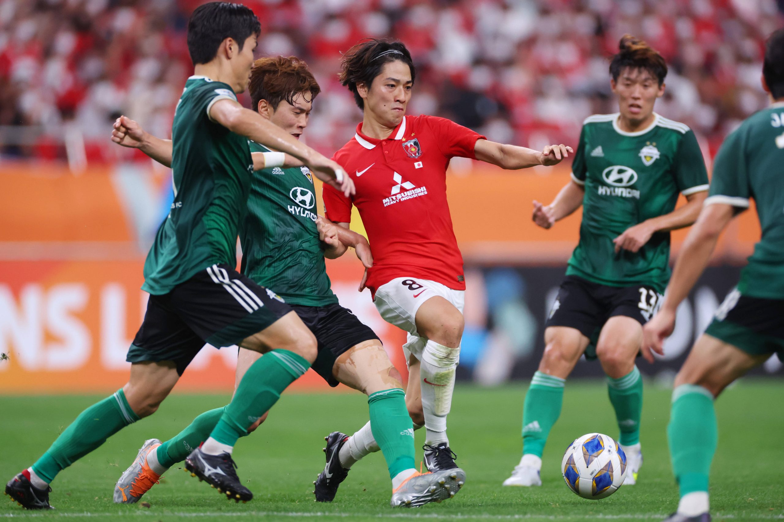 Jucătorii lui Jeonbuk, în verde, trebuie să îl impresioneze pe Petrescu pentru a ajunge la nivelul dorit de oficialii clubului 