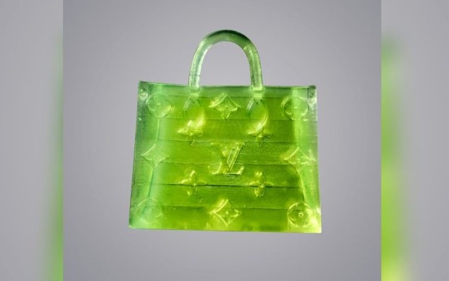 Cu cât s-a vândut această geantă microscopică. Este mai mică decât un bob de sare