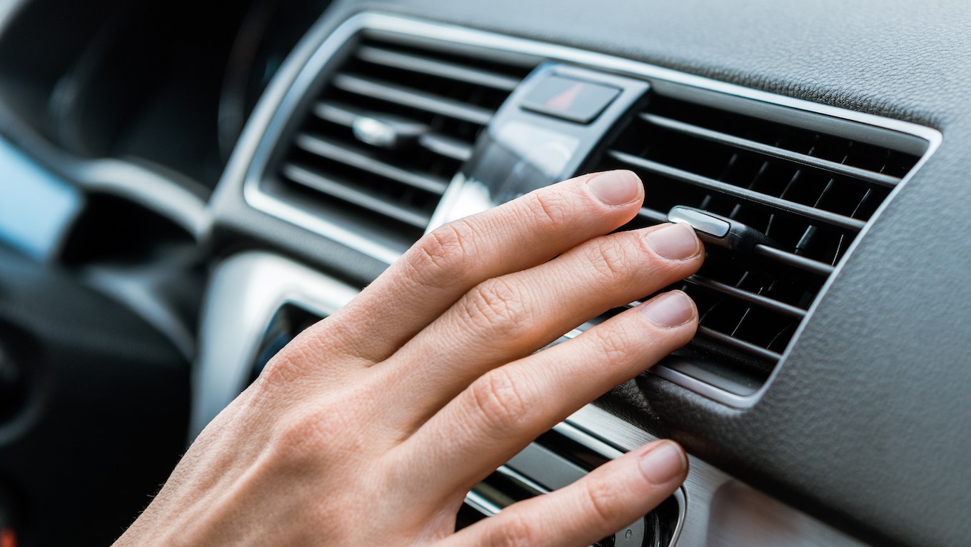 Cum să folosești corect aerul condiționat din mașină în zilele ploioase de vară