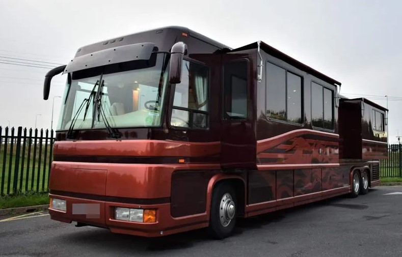 Milionarul își scoate la vânzare casa de lux și costă cât un apartament în Berceni