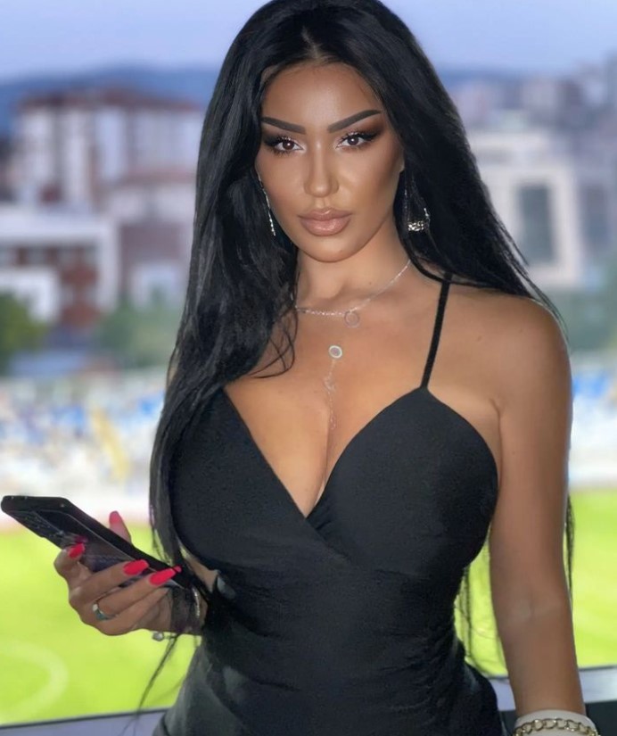 Cea mai sexy jurnalistă din Kosovo nu s-a mai abținut. Reacție categorică după meciul din România