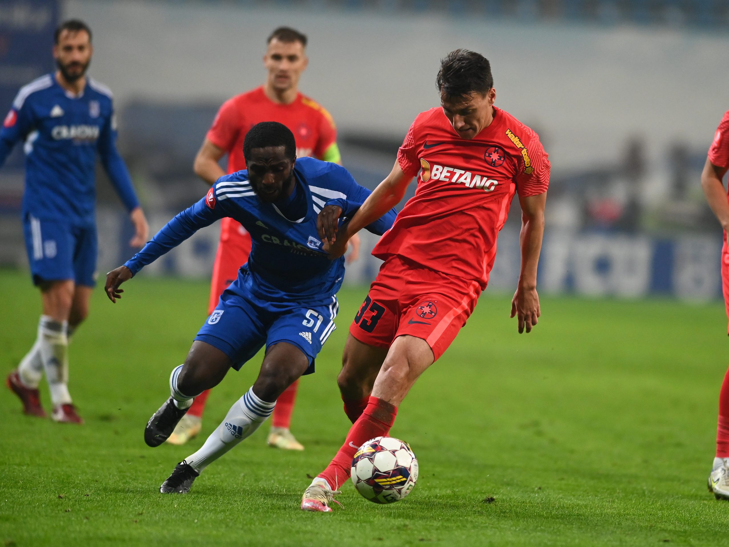 Sekou Sidibe, în duel cu Radunovic, într-o partidă FC U Craiova 1948 - FCSB © FOTO:Razvan Pasarica/SPORT PICTURES
