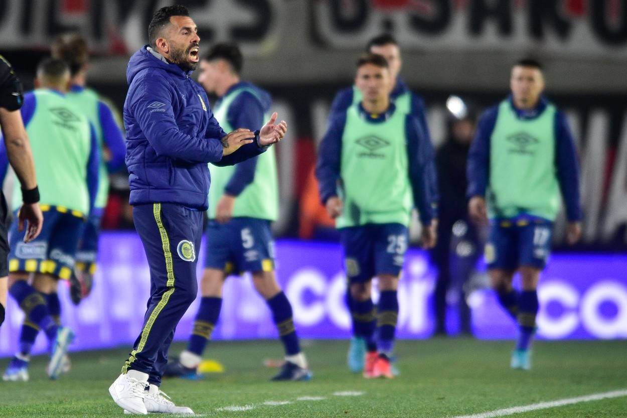 Carlos Tevez, dus de urgență la spital. A leșinat în baie și a dat cu capul de marmură