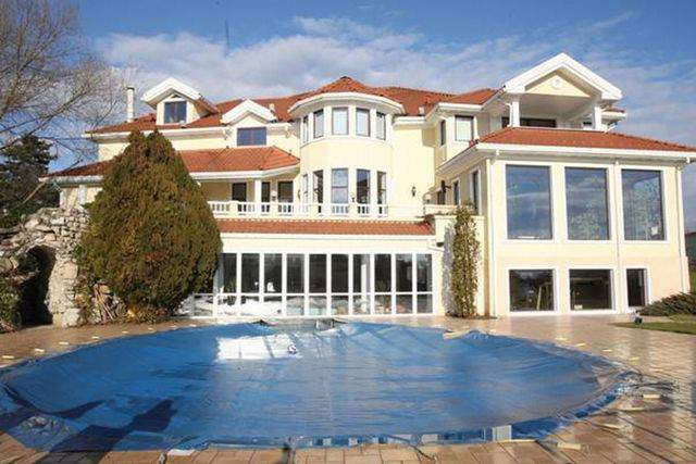 Imagini dezolante. Ce s-a ales de vila de milioane de euro a lui Irinel Columbeanu. O poză cu Irina, fiica lui, încă ocupă un loc de cinste