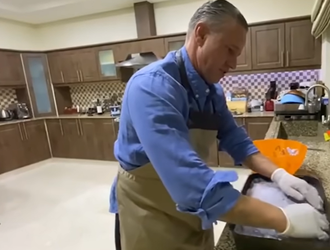 Reghecampf s-a lăsat filmat de mai multe ori atunci când prepara anumite reţete culinare, Sursă captură: Antena Stars