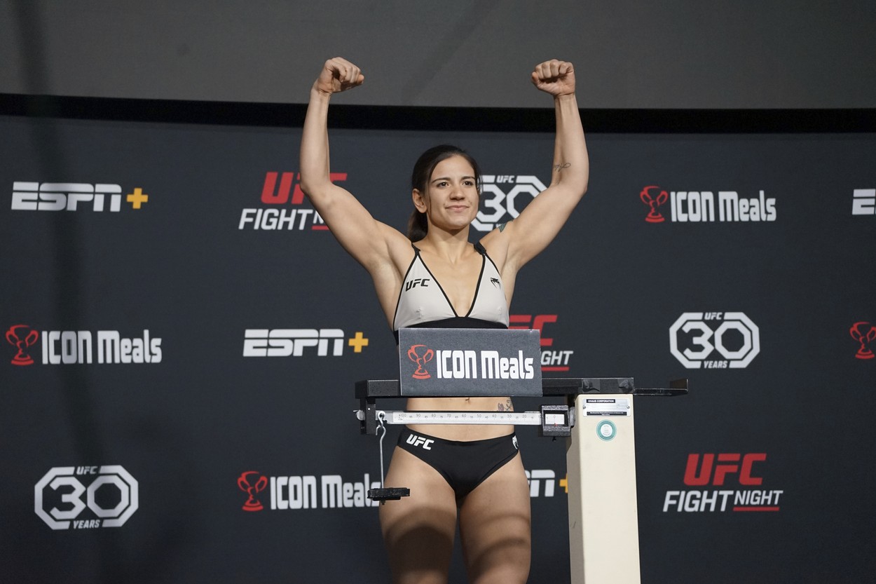 Decizie pe placul fanilor O luptătoare din UFC a oferit gratis conținut interzis minorilor, după ce a câștigat lupta din cușcă