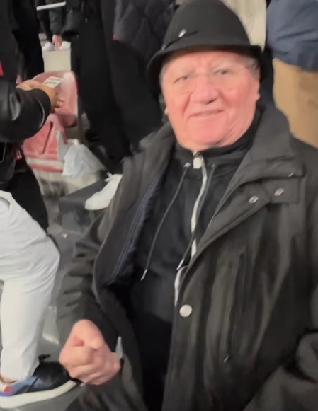 Mitică Dragomir, surprins de Pescobar în timp ce face un gest indecent în public