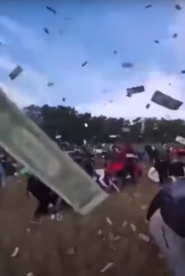 Motivul pentru care pe un câmp a plouat cu bani 1 milion de dolari a picat din cer