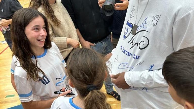 Copiii din regiunea Otaf au semnat autografe pentru jucătorii din naționala Israelului