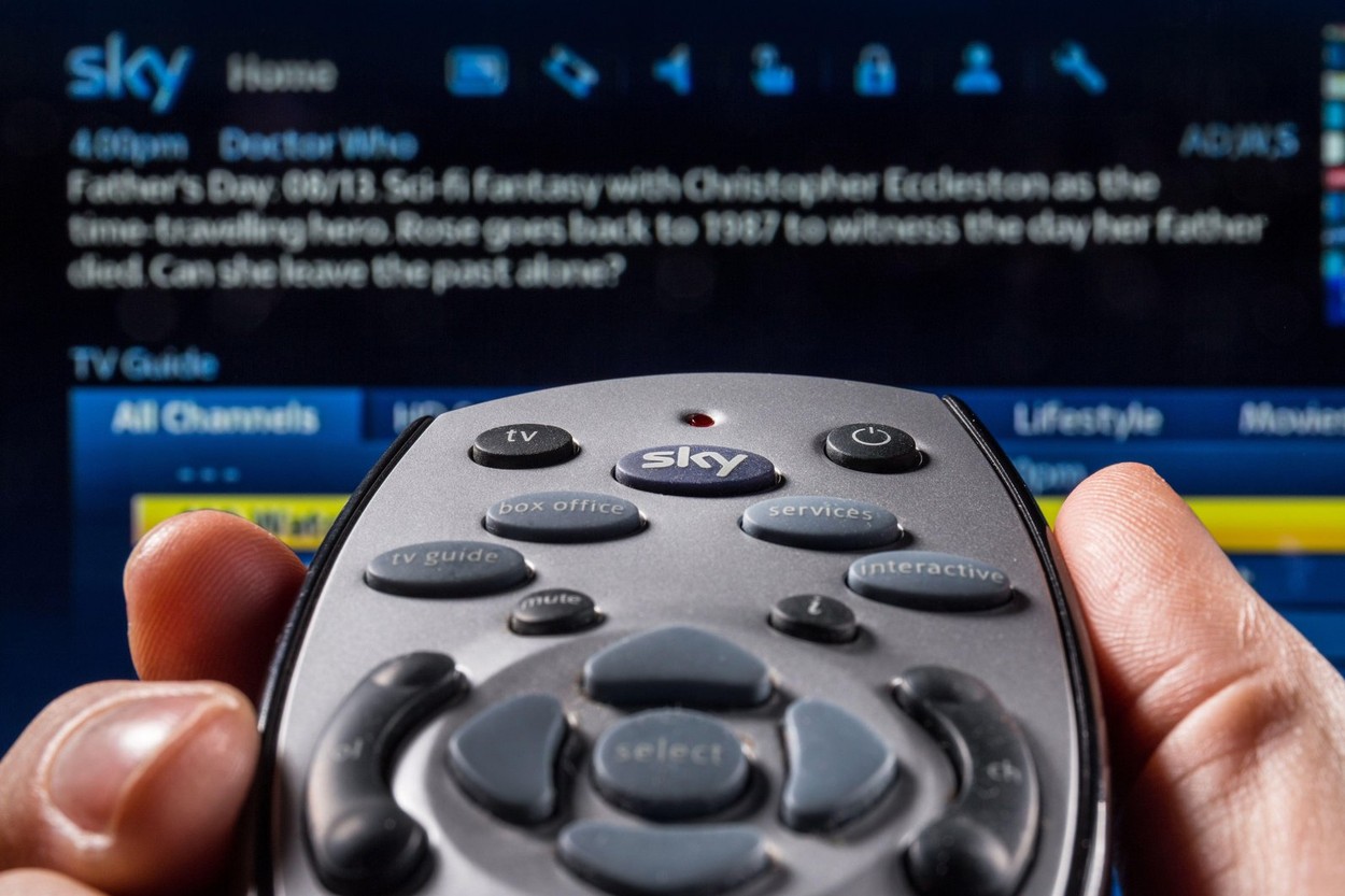 Două mari televiziuni anunță un val de concedieri. Câți oameni ar rămâne fără loc de muncă