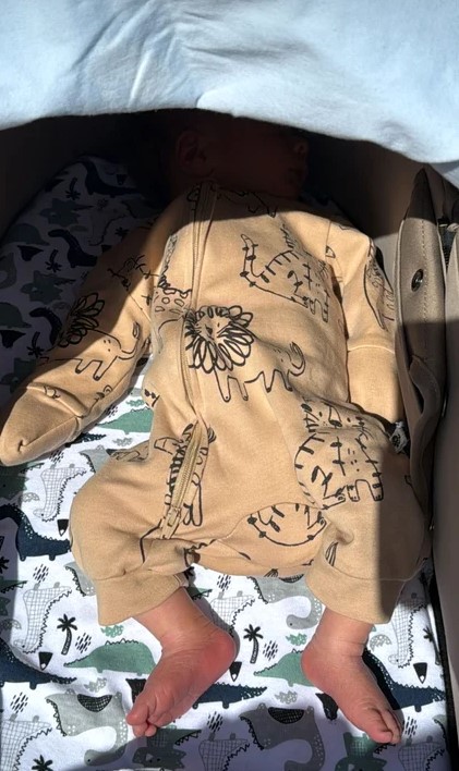 Fotografie adorabilă că noul bebeluș al lui Laurențiu Reghecampf. Cum l-a fotografiat în cărucior