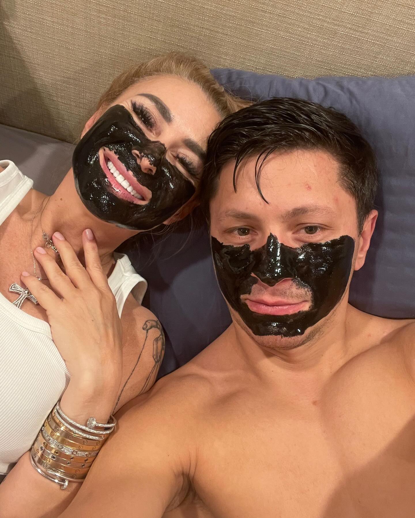 Reacția Anamariei Prodan după ce Ronald Gavril s-a pozat fără haine lângă ea