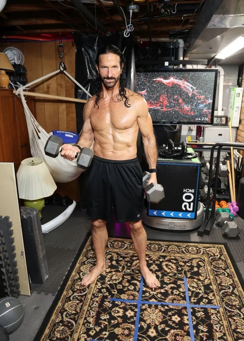 Nu-i ghicești vârsta oricât ai încerca! Câți ani are acest bărbat